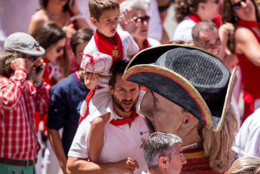 Imágenes de la despedida de los gigantes desde la plaza del Ayuntamiento de Pamplona.