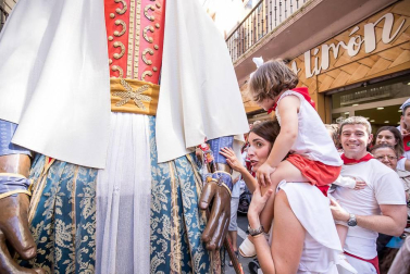 Imágenes de la despedida de los gigantes desde la plaza del Ayuntamiento de Pamplona.