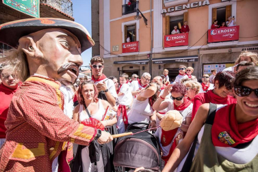 Imágenes de la despedida de los gigantes desde la plaza del Ayuntamiento de Pamplona.