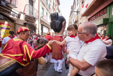 Imágenes de la despedida de los gigantes desde la plaza del Ayuntamiento de Pamplona.