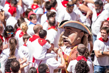 Imágenes de la despedida de los gigantes desde la plaza del Ayuntamiento de Pamplona.