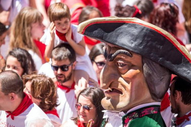 Imágenes de la despedida de los gigantes desde la plaza del Ayuntamiento de Pamplona.