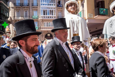 Imágenes de la despedida de los gigantes desde la plaza del Ayuntamiento de Pamplona.