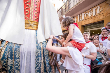 Imágenes de la despedida de los gigantes desde la plaza del Ayuntamiento de Pamplona.