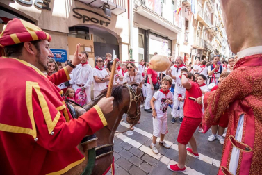Imágenes de la despedida de los gigantes desde la plaza del Ayuntamiento de Pamplona.