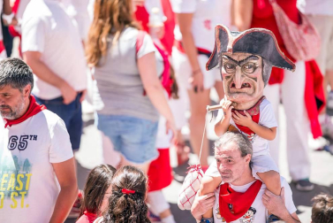 Imágenes de la despedida de los gigantes desde la plaza del Ayuntamiento de Pamplona.