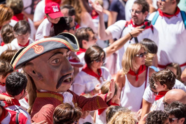 Imágenes de la despedida de los gigantes desde la plaza del Ayuntamiento de Pamplona.