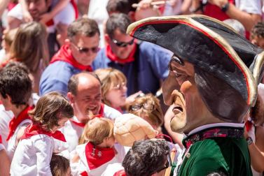 Imágenes de la despedida de los gigantes desde la plaza del Ayuntamiento de Pamplona.