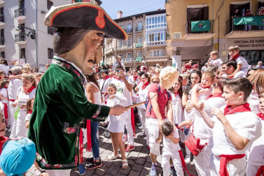 Imágenes de la despedida de los gigantes desde la plaza del Ayuntamiento de Pamplona.