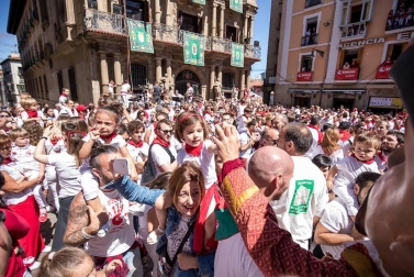 Imágenes de la despedida de los gigantes desde la plaza del Ayuntamiento de Pamplona.