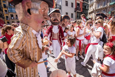 Imágenes de la despedida de los gigantes desde la plaza del Ayuntamiento de Pamplona.