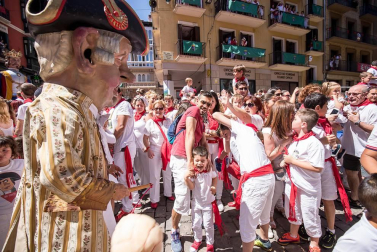Imágenes de la despedida de los gigantes desde la plaza del Ayuntamiento de Pamplona.