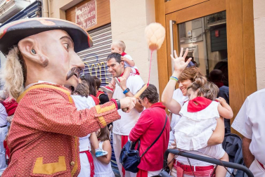 Imágenes de la despedida de los gigantes desde la plaza del Ayuntamiento de Pamplona.