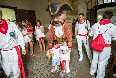 Imágenes de la despedida de los gigantes desde la plaza del Ayuntamiento de Pamplona.