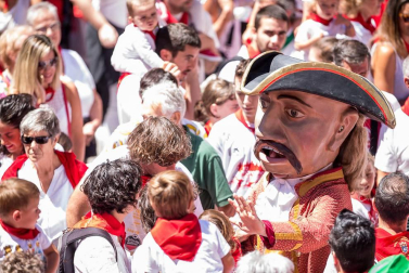 Imágenes de la despedida de los gigantes desde la plaza del Ayuntamiento de Pamplona.