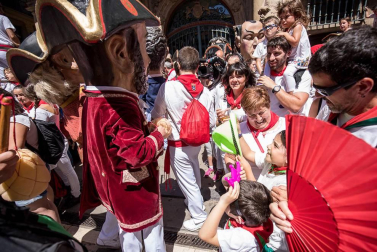 Imágenes de la despedida de los gigantes desde la plaza del Ayuntamiento de Pamplona.