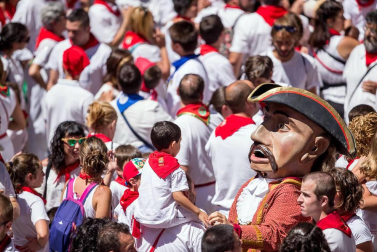 Imágenes de la despedida de los gigantes desde la plaza del Ayuntamiento de Pamplona.