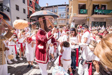 Imágenes de la despedida de los gigantes desde la plaza del Ayuntamiento de Pamplona.