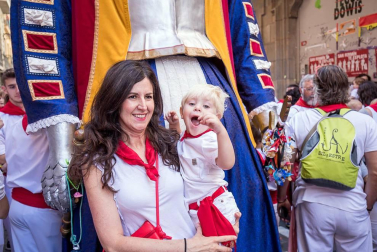 Imágenes de la despedida de los gigantes desde la plaza del Ayuntamiento de Pamplona.