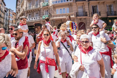 Imágenes de la despedida de los gigantes desde la plaza del Ayuntamiento de Pamplona.