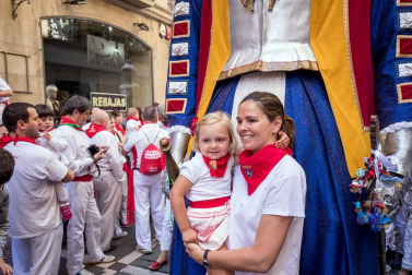 Imágenes de la despedida de los gigantes desde la plaza del Ayuntamiento de Pamplona.