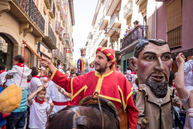 Imágenes de la despedida de los gigantes desde la plaza del Ayuntamiento de Pamplona.