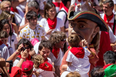 Imágenes de la despedida de los gigantes desde la plaza del Ayuntamiento de Pamplona.