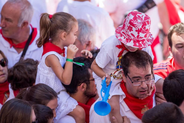 Imágenes de la despedida de los gigantes desde la plaza del Ayuntamiento de Pamplona.