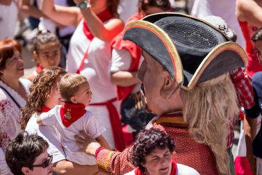 Imágenes de la despedida de los gigantes desde la plaza del Ayuntamiento de Pamplona.