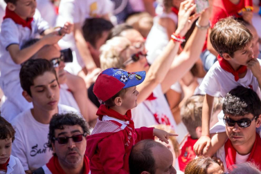 Imágenes de la despedida de los gigantes desde la plaza del Ayuntamiento de Pamplona.