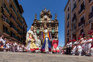 Imágenes de la despedida de los gigantes desde la plaza del Ayuntamiento de Pamplona.