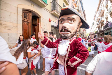 Imágenes de la despedida de los gigantes desde la plaza del Ayuntamiento de Pamplona.