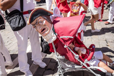 Imágenes de la despedida de los gigantes desde la plaza del Ayuntamiento de Pamplona.