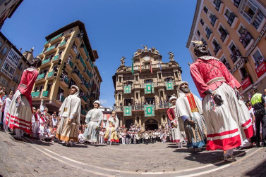 Imágenes de la despedida de los gigantes desde la plaza del Ayuntamiento de Pamplona.
