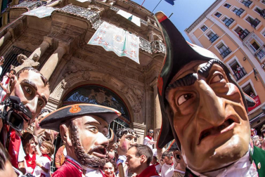 Imágenes de la despedida de los gigantes desde la plaza del Ayuntamiento de Pamplona.