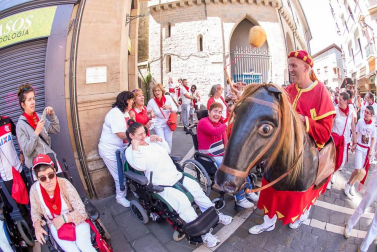 Imágenes de la despedida de los gigantes desde la plaza del Ayuntamiento de Pamplona.