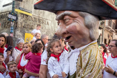 Imágenes de la despedida de los gigantes desde la plaza del Ayuntamiento de Pamplona.