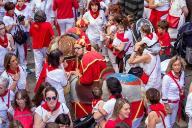 Imágenes de la despedida de los gigantes desde la plaza del Ayuntamiento de Pamplona.