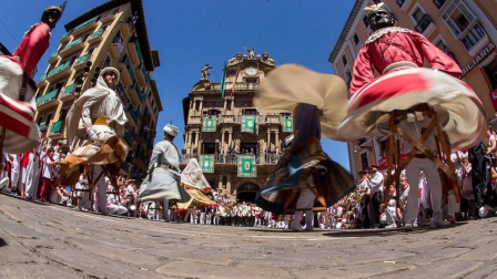 Imágenes de la despedida de los gigantes desde la plaza del Ayuntamiento de Pamplona.