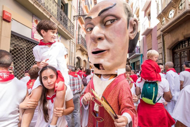 Imágenes de la despedida de los gigantes desde la plaza del Ayuntamiento de Pamplona.