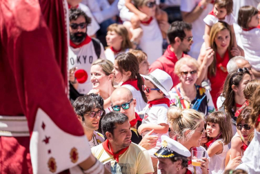 Imágenes de la despedida de los gigantes desde la plaza del Ayuntamiento de Pamplona.