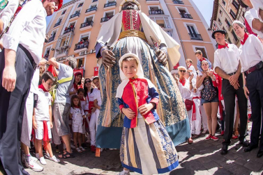 Imágenes de la despedida de los gigantes desde la plaza del Ayuntamiento de Pamplona.