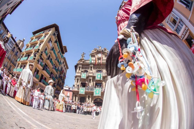 Imágenes de la despedida de los gigantes desde la plaza del Ayuntamiento de Pamplona.