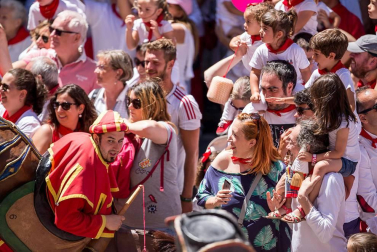 Imágenes de la despedida de los gigantes desde la plaza del Ayuntamiento de Pamplona.