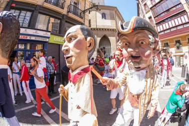 Imágenes de la despedida de los gigantes desde la plaza del Ayuntamiento de Pamplona.