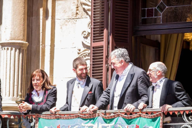 Imágenes de la despedida de los gigantes desde la plaza del Ayuntamiento de Pamplona.