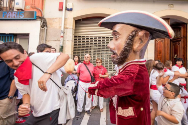 Imágenes de la despedida de los gigantes desde la plaza del Ayuntamiento de Pamplona.