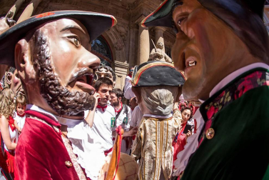 Imágenes de la despedida de los gigantes desde la plaza del Ayuntamiento de Pamplona.