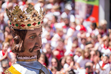 Imágenes de la despedida de los gigantes desde la plaza del Ayuntamiento de Pamplona.