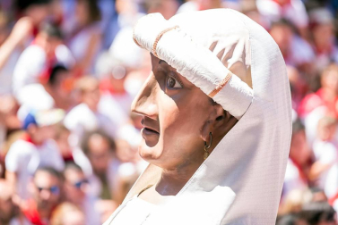 Imágenes de la despedida de los gigantes desde la plaza del Ayuntamiento de Pamplona.